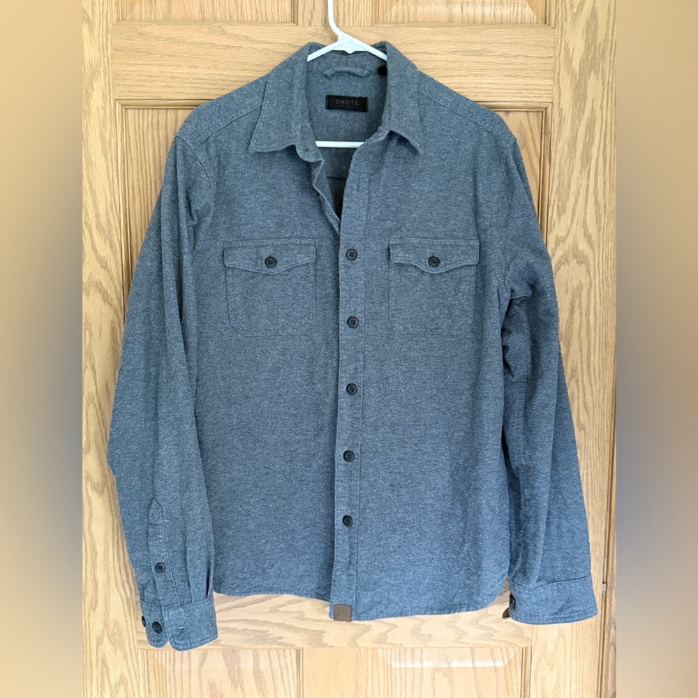 Men’s 100% cotton Flannel long sleeve button up.  Like new condition.  Grey